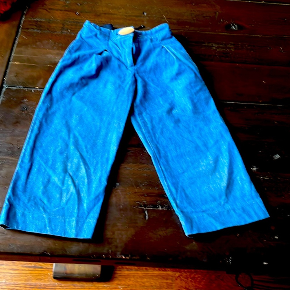 Zara kids wide leg pant with wooden button. Detail and Adjustable waistband